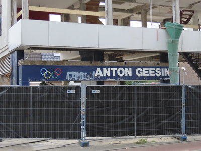 901969 Afbeelding van het oude naambord op de voorgevel van de gestripte sportschool Anton Geesink, met bovenwoning ...